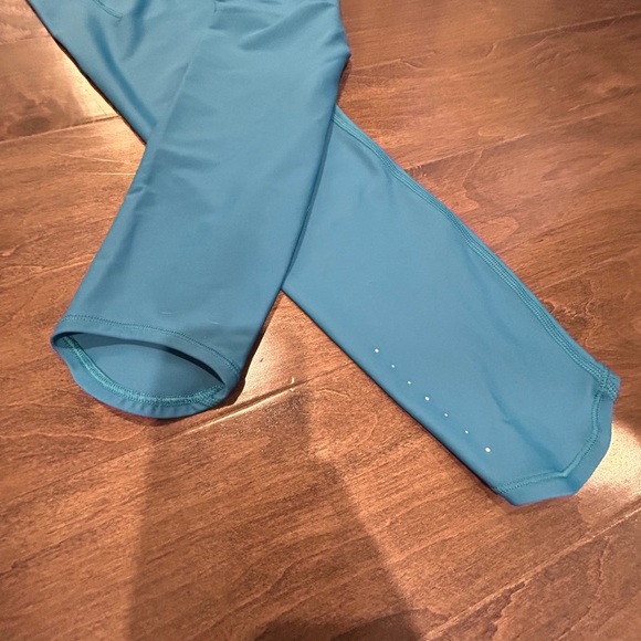 Athleta Pacesetter 7/8 Tight Legging - Medium - Picture 2 of 5